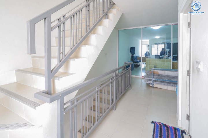 *****อาคารพาณิชย์มือสองย่านกรุงเทพฯ ม.บี อเวนิว วัชรพล เนื้อที่ 18 ตร.ว. ฟังก์ชัน 3 ห้องนอน 3 ห้องน้ำ ที่จอดรถ 1 คัน Home Office จากผู้พัฒนาโครงการที่มีชื่อเสียง Sansiri บนทำเลเดินทางสะดวก ใกล้จุดขึ้น-ลงทางด่วนสุขาภิบาล 5